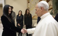 Laura Pausini le regala una canción inédita al Papa León XIV durante un encuentro en el Vaticano