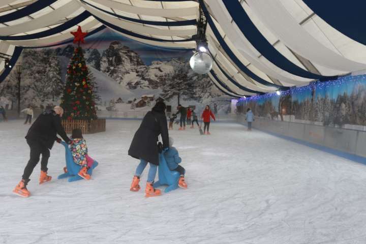 Primeros pasos sobre el hielo: así se patina en las pistas de Gijón y Oviedo
