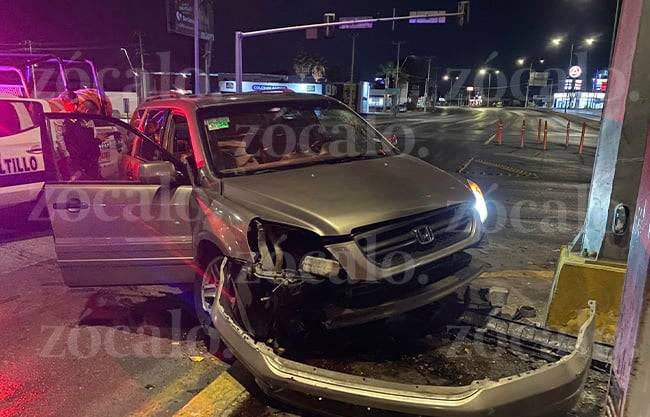 Ebrio a exceso de velocidad pierde el control del volante y se estrella contra base de semáforo en LEA