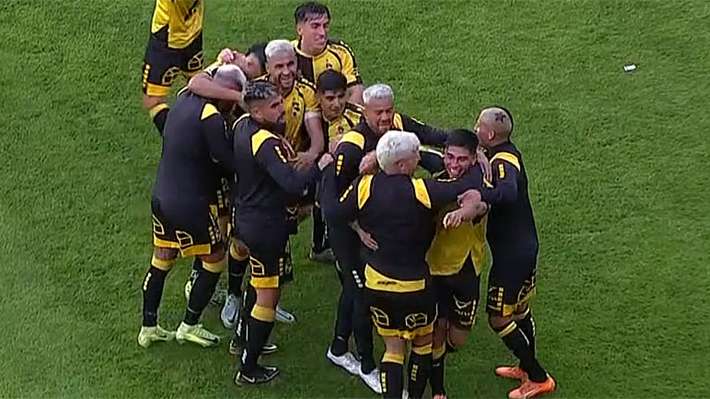 Lo del campeón Coquimbo es increíble: Le da vuelta sobre el final un clásico caliente y polémico a La Serena e iguala histórico registro Algarabía de los "Piratas" en el Francisco Sánchez Rumoroso.