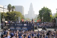 Los Ángeles se viste de azul y blanco para celebrar a los campeones Dodgers