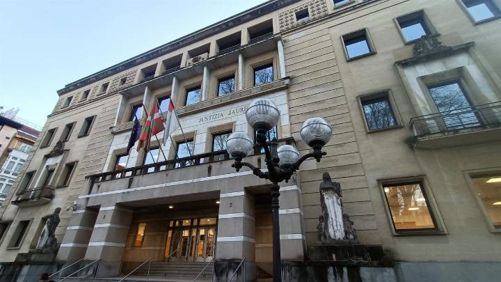 Viola a la mujer que contrató para limpiar su casa