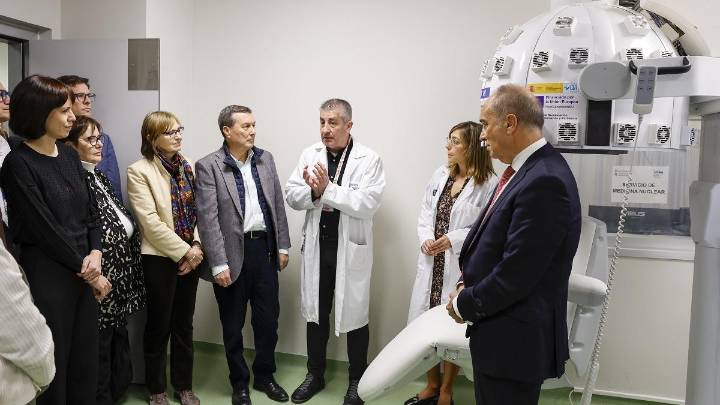 La Fe incorpora un escáner pionero en España con forma de casco para detectar el alzhéimer o párkinson