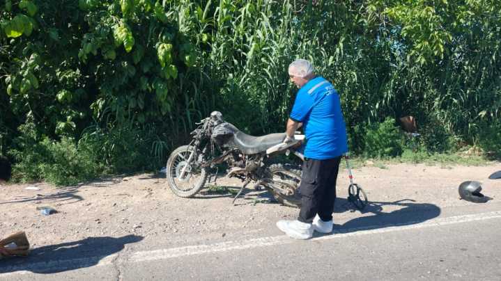 Dos motociclistas terminaron hospitalizados tras violento choque