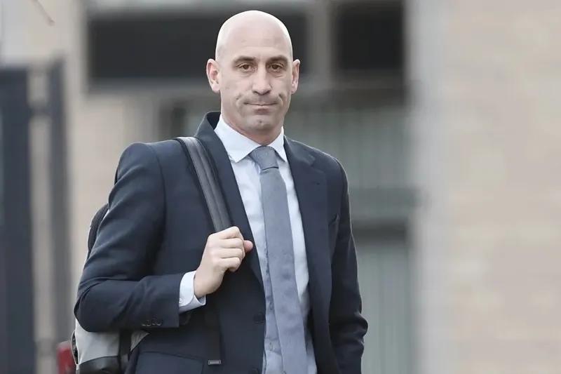 Un hombre lanza huevos contra Luis Rubiales durante la presentación de su libro en Madrid