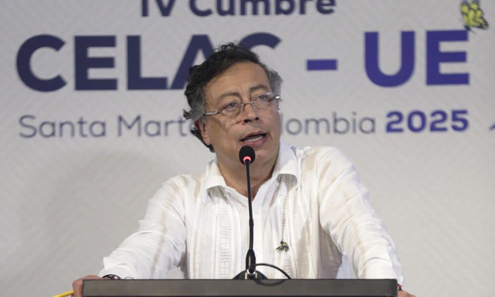 Petro pregunta a Trump “bajo qué norma” anuncia el cierre del espacio aéreo venezolano