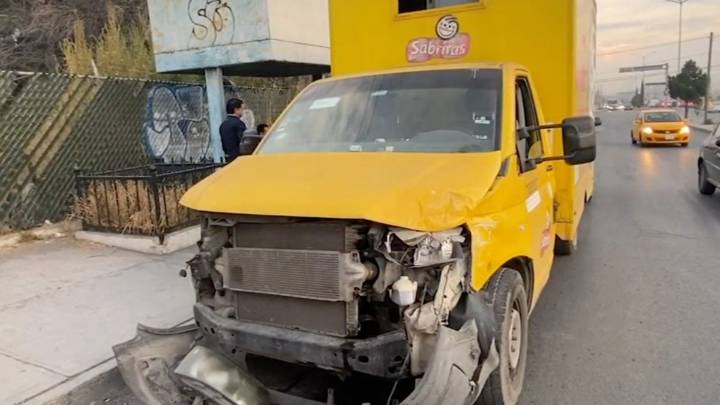 Chofer de personal omite semáforo en rojo y causa choque en bulevar Isidro López Zertuche