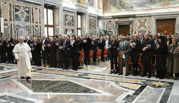 León XIV tras encuentro con estrellas de Hollywood: Preocupa la erosión de las salas de cine 15 de noviembre de 2025 | Internacional En primera fila, sentados en la monumental Sala Clementina del Pala