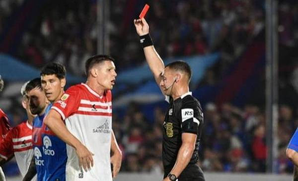 Guido Carrillo explotó contra el arbitraje tras la expulsión ante Tigre