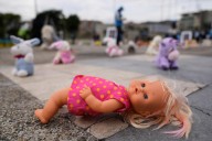 Juguetes protestan por los niños en Colombia: alertan sobre abuso sexual y exigen justicia