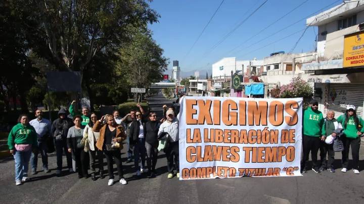Maestros del SNTE 51 bloquean la recta a Cholula; exigen a la SEP liberar plazas