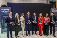 Juanma Moreno presenta en Granada su libro "Manual de convivencia. La vía andaluza"