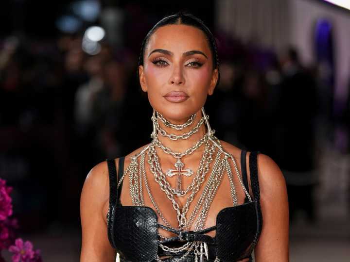 Cómo ver la serie “All’s Fair”, el debut de Kim Kardashian que sacude a Hulu con récord y críticas divididas