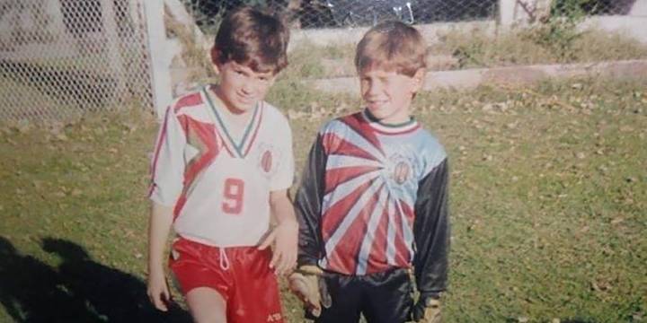 Los recuerdos de la infancia de Dibu Martínez y su hermano Ale: “Como yo era el más grande, lo mandaba al arco”