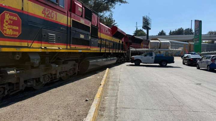 Caos vehicular por descarrilamiento de tren en Tollocan y Comonfort