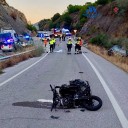 Una colisión entre tres turismos y una moto deja un joven de 18 años muerto y tres heridos
