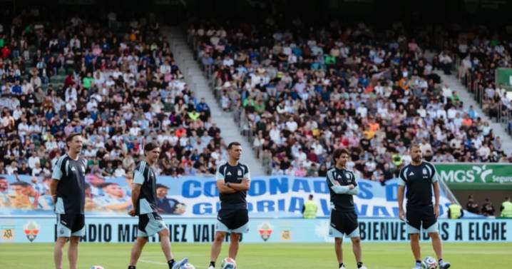 Argentina ya está en Angola y Scaloni habló de Messi