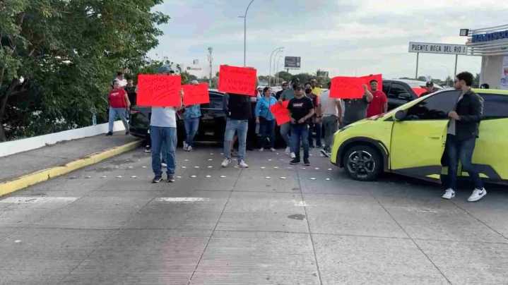 Conductores de Aplicación Cierran Puente de Boca del Río; Denuncian Operativos Arbitrarios