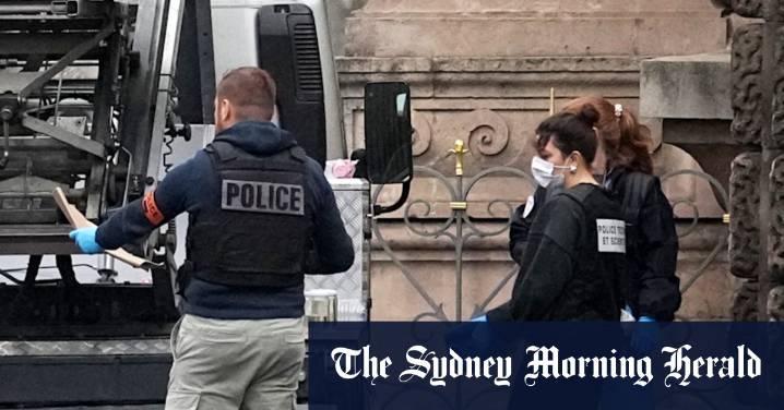 Louvre jewels heist work of petty criminals, not organised crime, prosecutor says