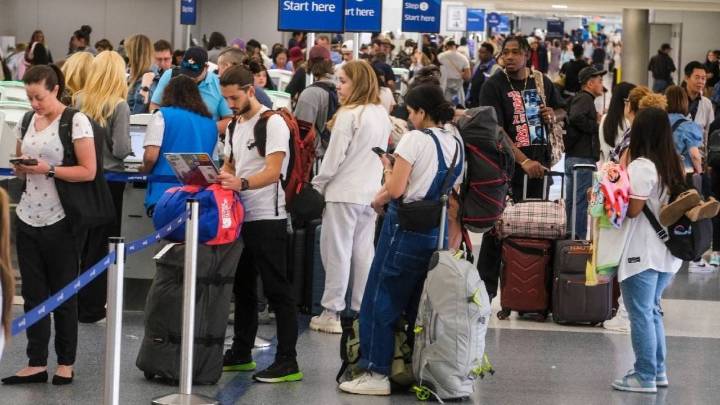 Cierre de gobierno en EU: cancelan por cuarto día más de mil vuelos