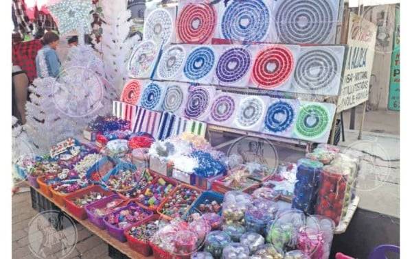 Se asoma la Navidad en comercios del Centro