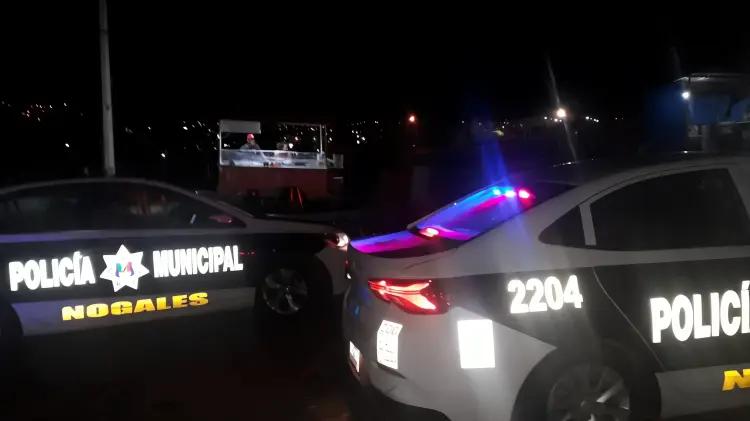 Taxi intenta ganarle el paso al tren y termina abandonado tras ser impactado