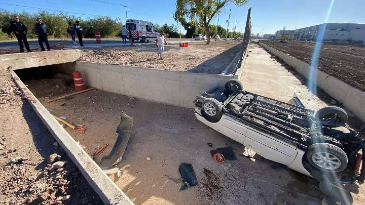 Conductor pierde el control en el bulevar Juan Pablo II y cae en canal