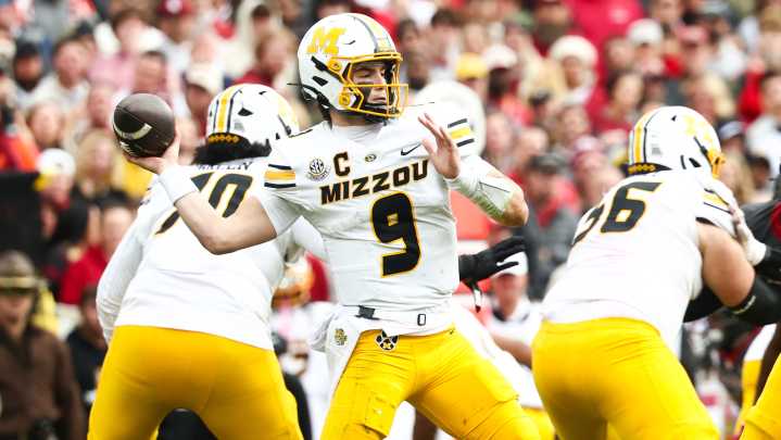 Missouri football at Arkansas live score, highlights, commentary