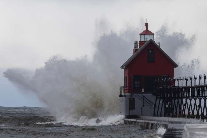 Rare ‘snowspouts’ spotted over Lake Michigan, 18+ foot waves forecast