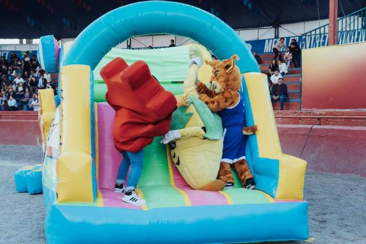 Feria de Tlaxcala 2025: ¡La Carrera de Botargas que Encendió al Público!