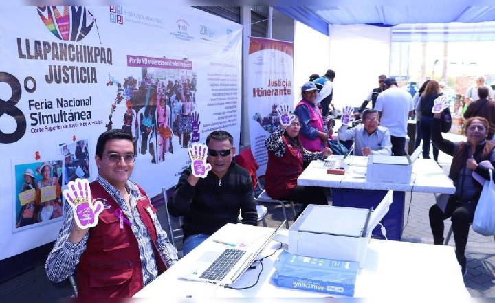 Multitudinaria feria por la No Violencia a la Mujer en Bustamante y Rivero