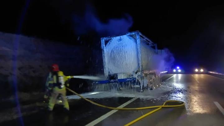 Arde un camión cisterna en la A-23 en el término de La Puebla de Valverde