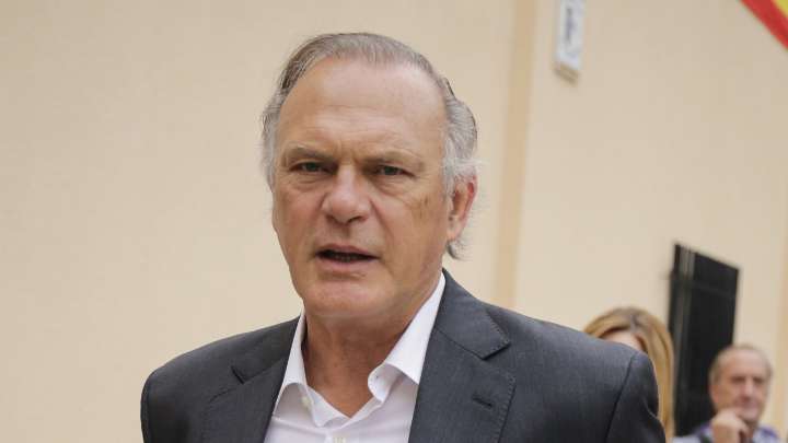 Pedro Piqueras, como nunca lo habrías imaginado: en pijama entre gallinas