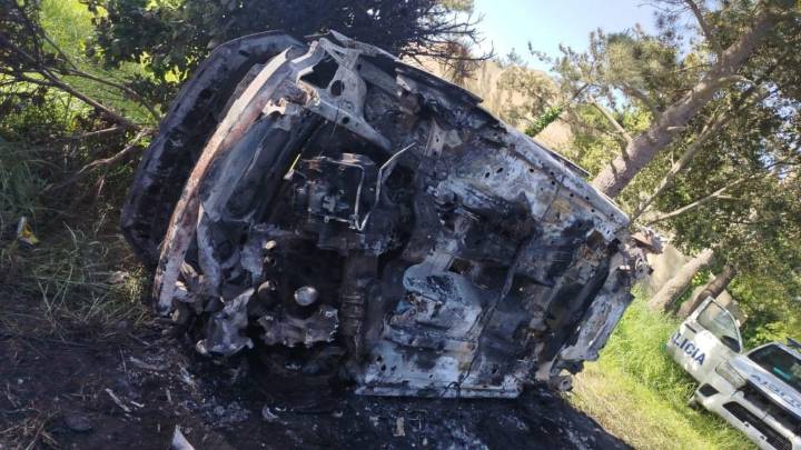 Robaron una heladería y quemaron el auto en la huida: un detenido y dos prófugos