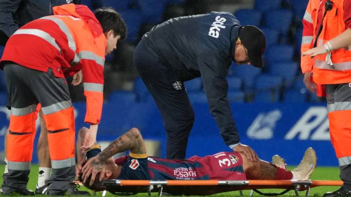 El delantero de la SD Huesca Diego Aznar, operado con éxito de la rodilla derecha