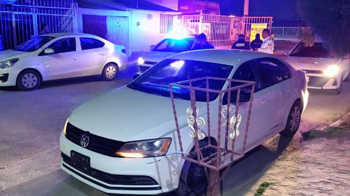 Hombre ebrio ocasiona choce y huye del lugar en Torreón; conductor lo persigue hasta su casa