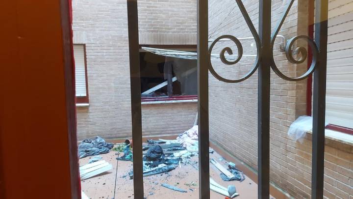 Hablan los residentes del edificio de Ceares en el que la Policía Local de Gijón salvó a una mujer en un incendio: "Había mucho humo"