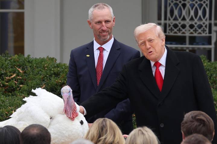 Trump indulta dos pavos por Acción de Gracias y anula los perdones que dio Biden