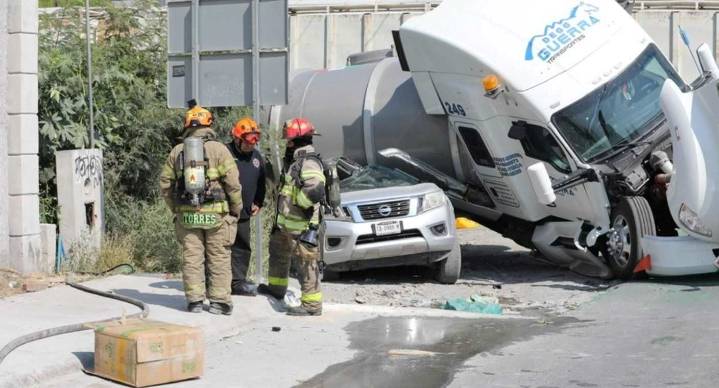 Tren embiste pipa con 45 mil litros de gasolina por intentar ganarle el paso en Nuevo León