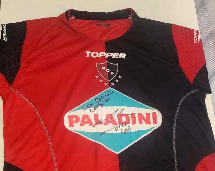 Recuperaron una camiseta autografiada por Maradona, que habían robado del Museo de la Industria