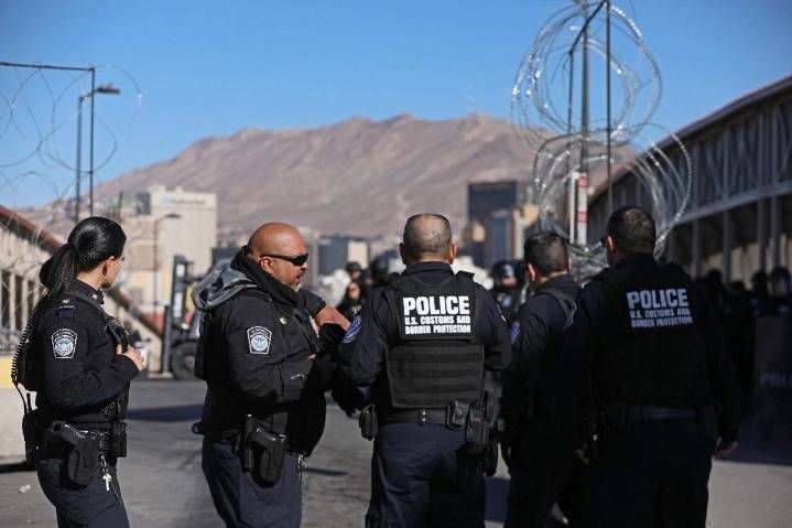 Migrantes piden a Sheinbaum reforzar protección consular ante crisis migratoria en EU