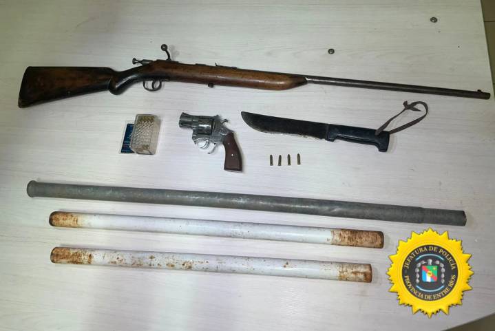 Una pareja fue detenida por poseer armas de fuego calibre 22 sin registrar en el marco de denuncias mutuas por amenazas.