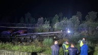 Adif apunta a un desprendimiento de tierras como causa del descarrilamiento del tren de mercancías en As Neves