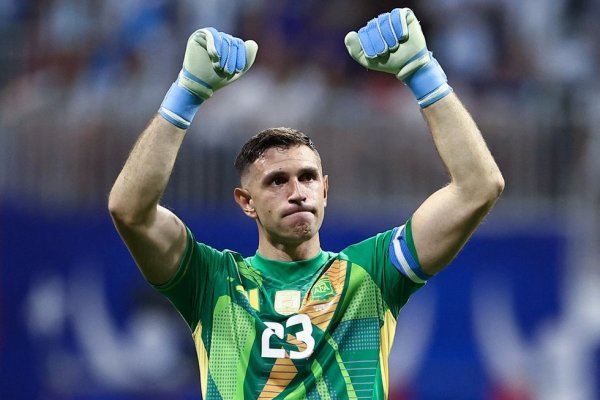 Por qué no ataja Dibu Martínez en Argentina contra Angola