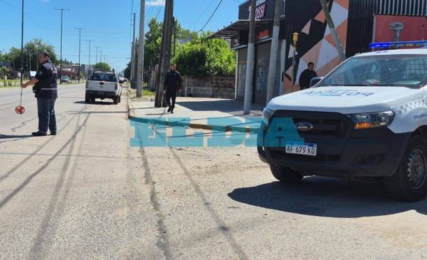 Tragedia en la zona oeste de La Plata: un motociclista murió tras chocar contra un poste 