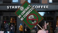 Empleados de Starbucks inician huelga en 65 locales de EEUU en el popular Red Cup Day