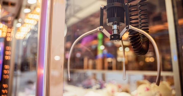 Claw machine expert says 'secret' method can help you win almost every time