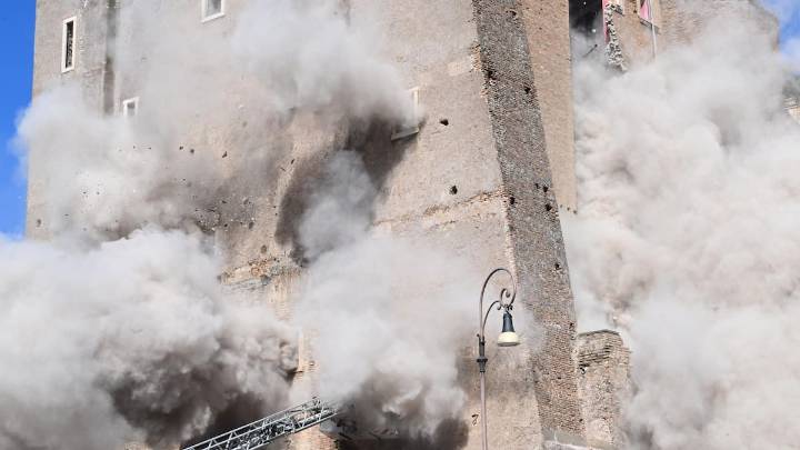 Derrumbe histórico en Roma: así ha caído la Torre medieval de los Conti en el Foro de Roma