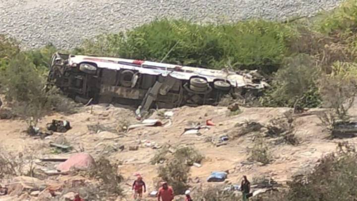 Tragedia en Perú: 37 muertos tras caída de autobús por un abismo