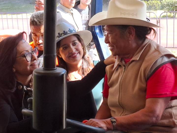 Gobernadora anuncia apoyos para el campo en 2026; entrega maquinaria a agricultores